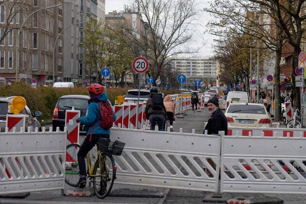 Ausbau des Radweges auf dem Kottbusser Damm in Berlin Ausbau des Radweges auf dem Kottbusser Damm. Der Pop-up Fahrradstreifen wird zum XXl-Radweg ausgebaut. Es soll Tempo 20 gelten.