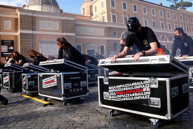 Flash mob of the workers of the entertainment field titled Bauli tornano in piazza - Trunks back in the square. Rome (Italy), April 17th 2021 Photo Samantha Zucchi Insidefoto SamanthaxZucchi