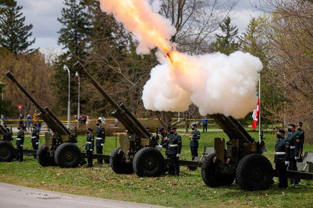 April 17, 2021, Ottawa, on, Canada: Gunners with 30th Field Artillery Regiment, Royal Canadian Artillery (30 RCA) conduct a gun salute to mark the passing of Britain s Prince Philip, the Duke of Edinburgh, in Ottawa, Saturday April 17, 2021. Ottawa Canada  - ZUMAc35_ 20210417_zaf_c35_026 Copyright: xBlairxGablex