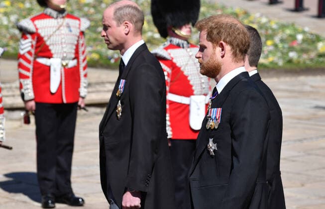 Bilder des Jahres 2021, Entertainment 04 April Entertainment Themen der Woche KW15 Entertainment Bilder des Tages . 17 04 2021. Windsor, United Kingdom. Prince William and Prince Harry at the funeral of Prince Philip, Duke of Edinburgh, at Windsor Castle.  xPoolx xi-Imagesx IIM-22126-0334