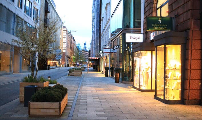 Menschenleere Geschäftstraße Flaniermeile Große Bleichen in der Hamburger Innenstadt während des Lockdowns. Innenstadt Hamburg