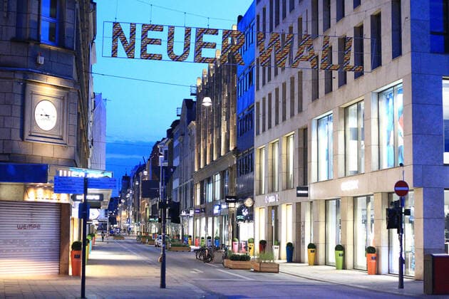 Menschenleere Geschäftstraße Flaniermeile Neuer Wall in der Hamburger Innenstadt während des Lockdowns. Innenstadt Hamburg