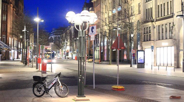 Menschenleere Geschäftsstraße Flaniermeile Mönckebergstraße in der Hamburger Innenstadt während der Ausgangssperre. Innenstadt Hamburg