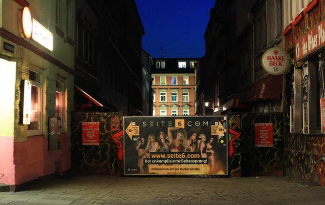 Menschenleerer Eingang zur weltberühmten Herbertstraße auf St. Pauli während der Ausgangssperre. St. Pauli Hamburg
