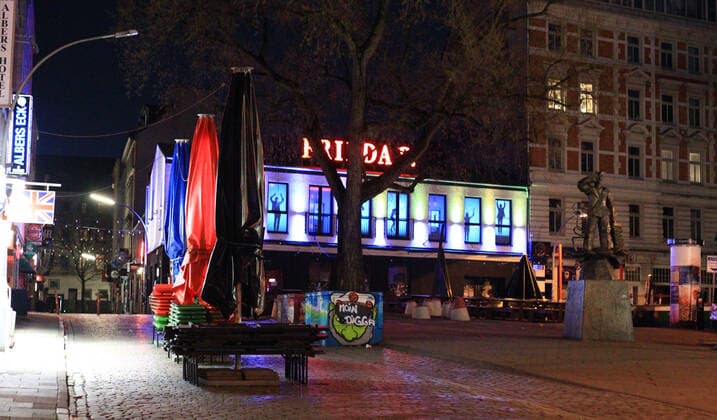 Im Kiez-Club Frieda B. auf St. Pauli projiziert ein Beamer die Umrisse tanzender Menschen an Leinwände hinter den Fenstern. Das beliebte Tanzlokal versucht so in Pandemie-Zeiten, ein wenig Normalität zu vermitteln. St. Pauli Hamburg