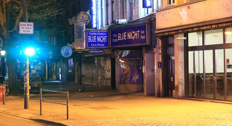 Tabledance-Bar auf der während der Ausgangssperre in Hamburg menschenleeren Amüsiermeile Reeperbahn auf St. Pauli. St. Pauli Hamburg