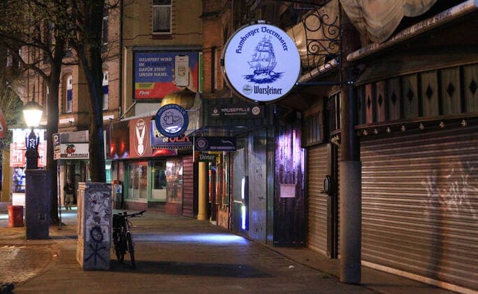 Geschlossene Gastronomie während der Ausgangssperre in Hamburg auf der menschenleeren Amüsiermeile Reeperbahn auf St. Pauli. St. Pauli Hamburg