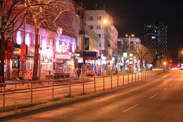 Die nahezu menschenleere Amüsiermeile Reeperbahn auf St. Pauli während der Ausgangssperre in Hamburg. St. Pauli Hamburg