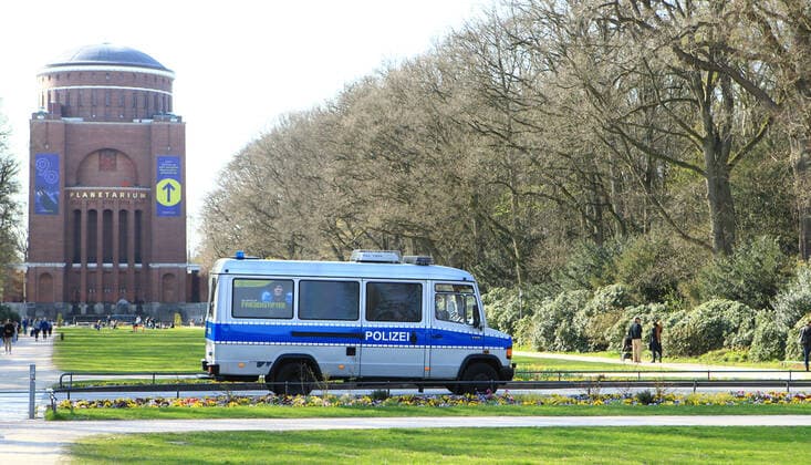 Ein Einsatzwagen der Polizei fährt im Hamburger Stadtpark Streife. In Hamburger Grünanlagen besteht am Wochenende zu bestimmten Zeiten Maskenpflicht. Winterhude Hamburg