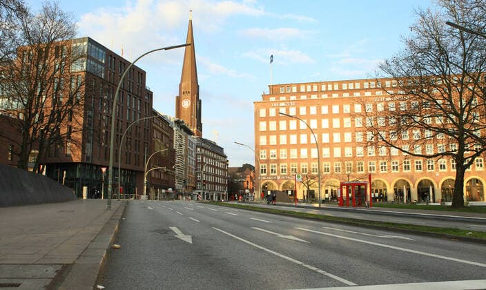 Auto- und menschenleere Straße Speersort in der Hamburger Innenstadt während des Lockdowns. Innenstadt Hamburg