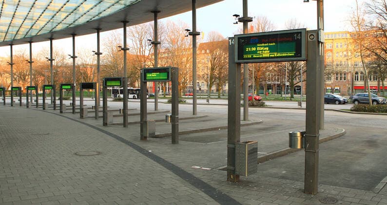 Der nahezu menschenleere Zentrale Omnibusbahnhof Hamburg (ZOB Hamburg) während des Lockdowns. St. Georg Hamburg
