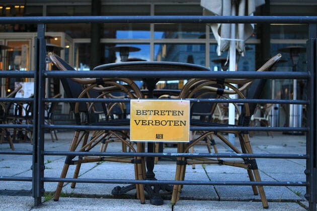 Ein Schild am ALEX im Alsterpavillon am Jungernstieg in Hamburg weist darauf hin, dass das Betreten des Geländes verboten ist. Das Restaurant ist während des Lockdowns geschlossen. Innenstadt Hamburg