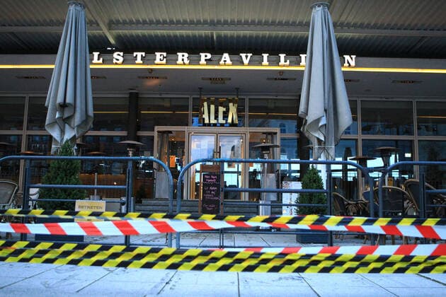 Mit Polizeiband und Flatterband abgesperrter Eingang vom ALEX im Alsterpavillon am Jungernstieg in Hamburg während des Lockdowns. Innenstadt Hamburg