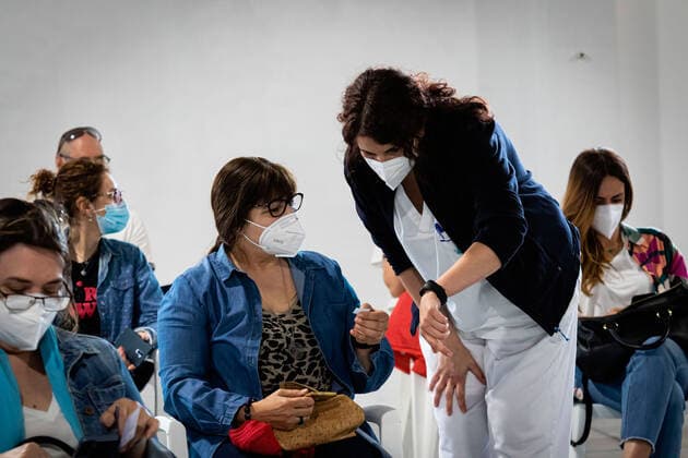 April 17, 2021, Matosinhos, Porto, Portugal: A nurse seen talking to a woman that got vaccinated earlier in the recovery room..The nationwide mass vaccination of teachers and school staff started on 17th April in the Matosinhos Vaccination Centre, 1952 people were vaccinated on the first Saturday with Cominarty vaccine produced by Pfizer. Matosinhos Portugal - ZUMAs197 20210417_zaa_s197_256 Copyright: xTeresaxNunesx