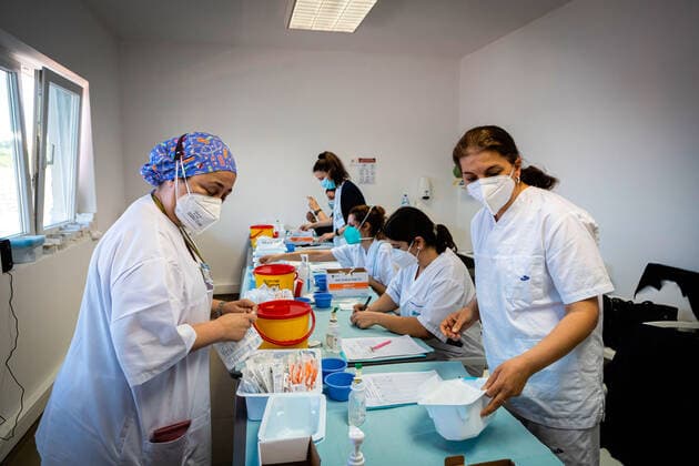 April 17, 2021, Matosinhos, Porto, Portugal: Nurses preparing vaccines in the preparation room at the vaccination center..The nationwide mass vaccination of teachers and school staff started on 17th April in the Matosinhos Vaccination Centre, 1952 people were vaccinated on the first Saturday with Cominarty vaccine produced by Pfizer. Matosinhos Portugal - ZUMAs197 20210417_zaa_s197_266 Copyright: xTeresaxNunesx