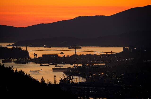 April 17, 2021, Vancouver, BC, Canada: Motorists travel across the Lions Gate Bridge as boats navigate Burrard Inlet at sunset in Vancouver, as seen from Burnaby Mountain on Saturday, April 17, 2021. Vancouver Canada  - ZUMAc35_ 20210417_zaf_c35_125 Copyright: xDarrylxDyckx