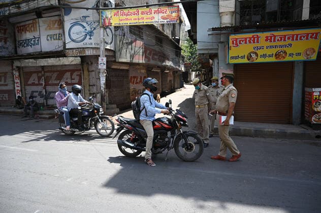 April 18, 2021, Allahabad, Uttar Pradesh, India: Prayagraj: Police barricade and ask people for valid reason on first day of weekly lockdown during COVID-19 spread in Prayagraj on Sunday, April 18, 2021. Allahabad India - ZUMAv115 20210418_zap_v115_011 Copyright: xPrabhatxKumarxVermax