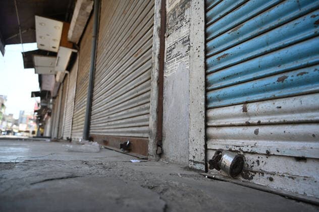 April 18, 2021, Allahabad, Uttar Pradesh, India: Prayagraj: Labours rest in front of Closed shop on first day of weekly lockdown during COVID-19 spread in Prayagraj on Sunday, April 18, 2021. Allahabad India - ZUMAv115 20210418_zap_v115_013 Copyright: xPrabhatxKumarxVermax