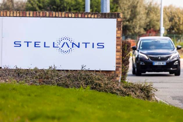 Poissy, France April 16, 2021 - Production plant of the French automotive constructor PSA - Stellantis. Stellantis, the company resulting from the merger of Peugeot and FiatChrysler, held its first ordinary general meeting on 15 April 2021. An exceptional dividend of one billion euros should be approved to celebrate the birth of this new automotive giant NEWS, PSA, STELLANTIS, AUTOMOBILE, USINE, ILLUSTRATION, GENERIQUE, PEUGEOT CITROEN, ECONOMIE, VOITURES, CONSTRUCTEUR AUTO, INDUSTRIE, EMPLOI, YVELINES, BUSINESS, CAC40, CAC 40, DELOCALISATIONS, CARLOS TAVARES, MULTINATIONALE, AMBIANCE, ATMOSPHERE, LIVRAISONS, PRODUIRE, CHAINE DE PRODUCTION, OUVRIERS, CHAINE DE MONTAGE, TRAVAIL, TRANSPORT, ENVIRONNEMENT, VEHICULES ELECTRIQUES, DEVELOPPEMEN  Copyright: xVincentxIsorex