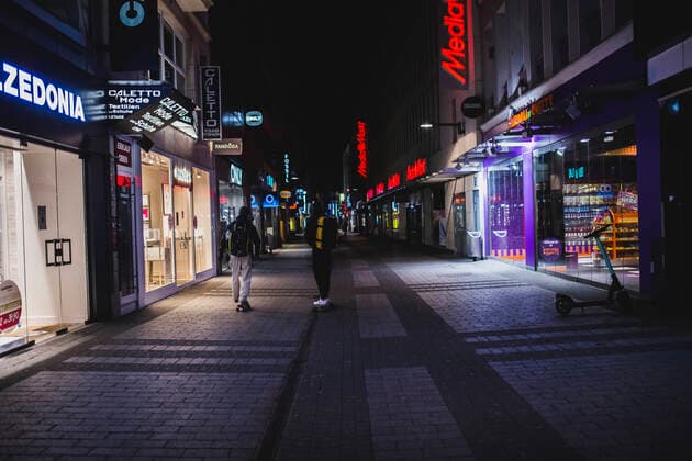Ausgangssperre in Köln Köln, Innenstadt, 17.04.21-18.04.21: Bilddokumentation der Ausgangssperre von 21Uhr bis 5Uhr, einige Passanten auf der Hohe Strasse.