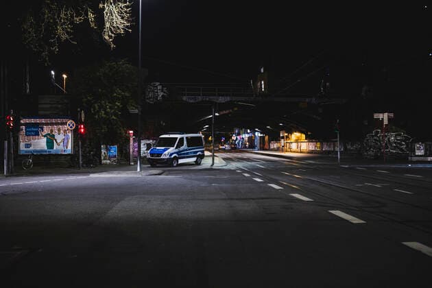 Ausgangssperre in Köln Köln, Innenstadt, 17.04.21-18.04.21: Bilddokumentation der Ausgangssperre von 21Uhr bis 5Uhr, Viele Polizeiwagen stehem und kontrollieren.