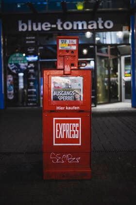 Ausgangssperre in Köln Köln, Innenstadt, 17.04.21-18.04.21: Bilddokumentation der Ausgangssperre von 21Uhr bis 5Uhr, auf einem Express Automaten der aktuelle Express mit Oberbürgermeisterin Rheker und dem Titel Ausgangssperre!
