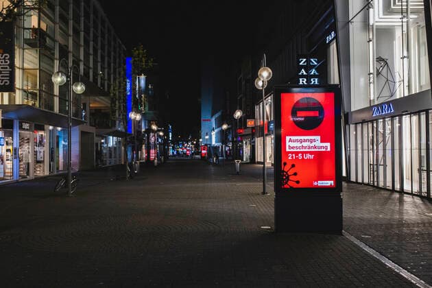 Ausgangssperre in Köln Köln, Innenstadt, 17.04.21-18.04.21: Bilddokumentation der Ausgangssperre von 21Uhr bis 5Uhr, Leere Einkaufsstraßen hier die Schildergasse mit den Hinweis der Ausgangssperrung von 21Uhr bis 5Uhr.