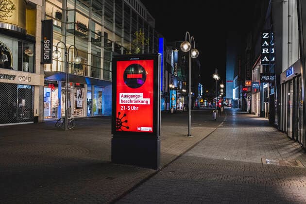 Ausgangssperre in Köln Köln, Innenstadt, 17.04.21-18.04.21: Bilddokumentation der Ausgangssperre von 21Uhr bis 5Uhr, Leere Einkaufsstraßen hier die Schildergasse mit den Hinweis der Ausgangssperrung von 21Uhr bis 5Uhr.