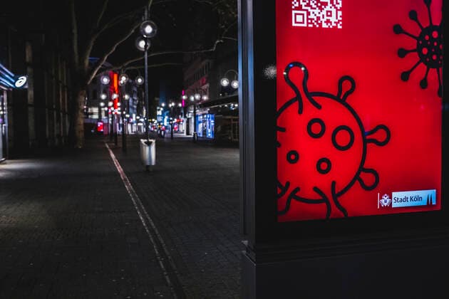 Ausgangssperre in Köln Köln, Innenstadt, 17.04.21-18.04.21: Bilddokumentation der Ausgangssperre von 21Uhr bis 5Uhr, Leere Einkaufsstraßen hier die Schildergasse mit den Hinweis der Ausgangssperrung von 21Uhr bis 5Uhr.