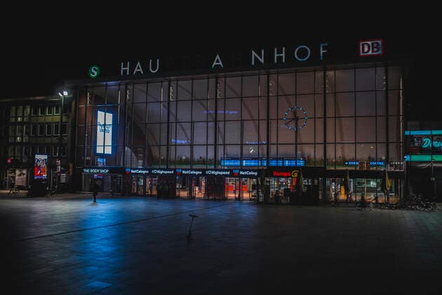 Ausgangssperre in Köln Köln, Innenstadt, 17.04.21-18.04.21: Bilddokumentation der Ausgangssperre von 21Uhr bis 5Uhr, Leerer Bahnhofsplatz, einige wenige Passanten, einzig ein Roller steht einsam in der Mitte.