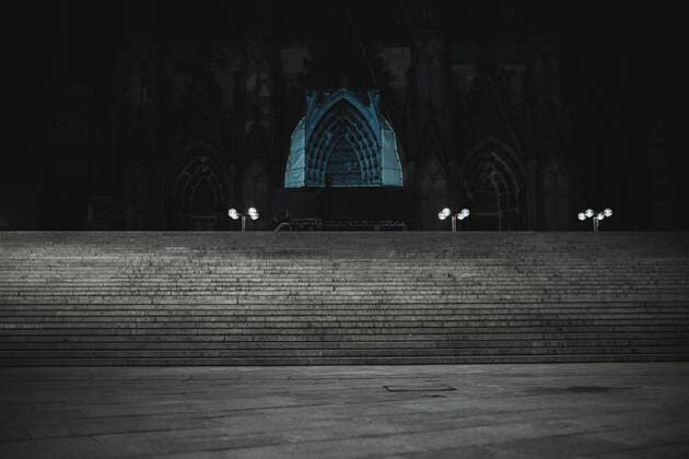 Ausgangssperre in Köln Köln, Innenstadt, 17.04.21-18.04.21: Bilddokumentation der Ausgangssperre von 21Uhr bis 5Uhr, Leere Domtreppe Köln am Kölner Dom, Bahnhofplatz.