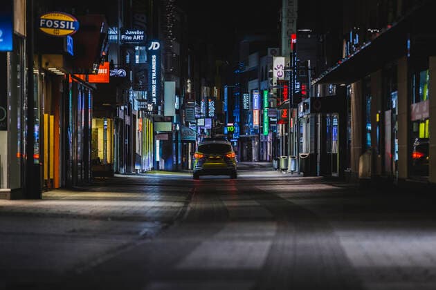 Ausgangssperre in Köln Köln, Innenstadt, 17.04.21-18.04.21: Bilddokumentation der Ausgangssperre von 21Uhr bis 5Uhr, Polizeiwagen auf der Hohe Strasse.