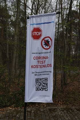 18.04.2021 Neu-Isenburg, Drive-In-Testzentrum am Waldfriedhof Neu-Isenburg eröffnet Ärzteverein Neu-Isenburg will Neu-IAenburg Covid-frei machen. Der Vorsitzende Dr. Thomas Trepels hat bereits 3 Testcenter realisiert und eröffnet heute das erste Drive-In Testzentrum in Neu-Isenburg Bild zeigt. Hinweis auf den konstelosen Corona-Test