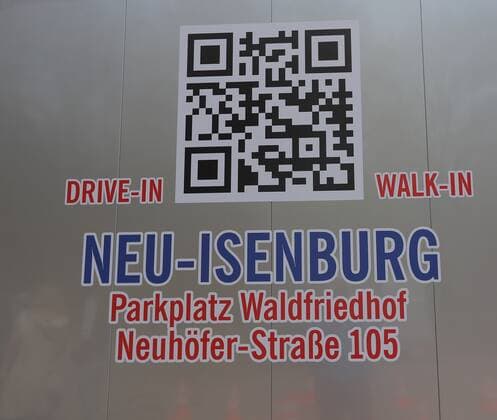18.04.2021 Neu-Isenburg, Drive-In-Testzentrum am Waldfriedhof Neu-Isenburg eröffnet Ärzteverein Neu-Isenburg will Neu-IAenburg Covid-frei machen. Der Vorsitzende Dr. Thomas Trepels hat bereits 3 Testcenter realisiert und eröffnet heute das erste Drive-In Testzentrum in Neu-Isenburg Bild zeigt. Hinweis auf den konstelosen Corona-Test