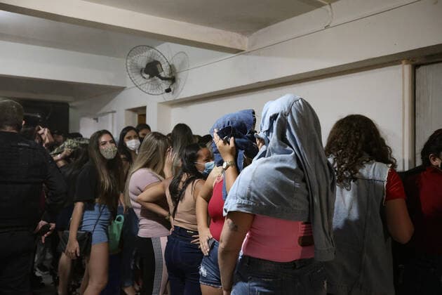 April 18, 2021, Sao Paulo, Sao Paulo, Brazil: Police officers dispersed an illegal and clandestine party in Sao Paulo in the early hours of Sunday, 18. About 150 people were in place, most without a face shield, drinking and smoking hookah, disregarding the health conditions and failing to comply with the quarantine against Covid-19. Sao Paulo Brazil - ZUMAl146 20210418_zaf_l146_003 Copyright: xPauloxLopesx