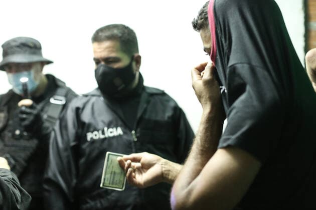 April 18, 2021, Sao Paulo, Sao Paulo, Brazil: Police officers dispersed an illegal and clandestine party in Sao Paulo in the early hours of Sunday, 18. About 150 people were in place, most without a face shield, drinking and smoking hookah, disregarding the health conditions and failing to comply with the quarantine against Covid-19. Sao Paulo Brazil - ZUMAl146 20210418_zaf_l146_012 Copyright: xPauloxLopesx