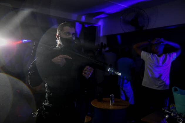 April 18, 2021, Sao Paulo, Sao Paulo, Brazil: Police officers dispersed an illegal and clandestine party in Sao Paulo in the early hours of Sunday, 18. About 150 people were in place, most without a face shield, drinking and smoking hookah, disregarding the health conditions and failing to comply with the quarantine against Covid-19. Sao Paulo Brazil - ZUMAl146 20210418_zaf_l146_018 Copyright: xPauloxLopesx