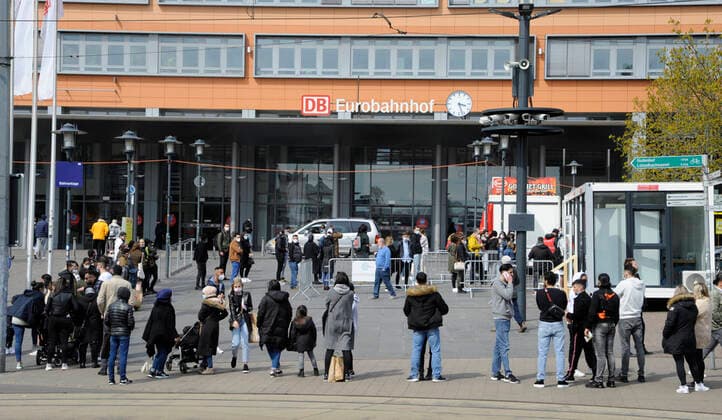Das gute Wetter und die Lockerungen im Rahmen des Saarlandmodells locken die Menschen am Samstag (17.04.2021) in die Saarbrücker Innenstadt. Im Bild: Die Schnellteststation am Hauptbahnhof.