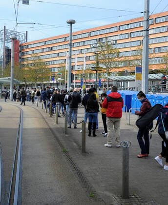 Das gute Wetter und die Lockerungen im Rahmen des Saarlandmodells locken die Menschen am Samstag (17.04.2021) in die Saarbrücker Innenstadt. Im Bild: Die Schnellteststation am Hauptbahnhof.