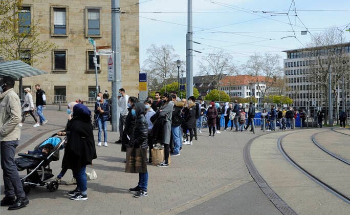 Das gute Wetter und die Lockerungen im Rahmen des Saarlandmodells locken die Menschen am Samstag (17.04.2021) in die Saarbrücker Innenstadt. Im Bild: Die Schnellteststation am Hauptbahnhof.
