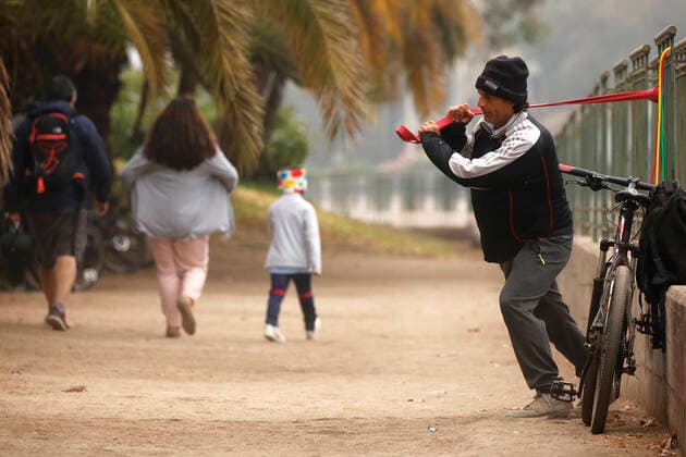 Santiago, April 18, 2021 Large influx of cyclists in a new day of sports strip during the quarantine for pandemic coronavirus Jonnathan Oyarzun Aton Chile, Santiago Chile Aton Chile Aton 502892  Copyright: JONNATHANxOYARZUN ATONxCHILE