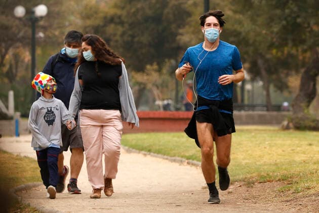 Santiago, April 18, 2021 Large influx of cyclists in a new day of sports strip during the quarantine by coronavirus pandemic Jonnathan Oyarzun Aton Chile, Santiago Chile Aton Chile Aton 502895  Copyright: JONNATHANxOYARZUN ATONxCHILE