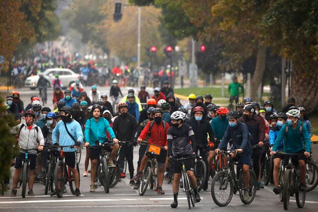 Santiago, April 18, 2021 Large influx of cyclists in a new day of sports strip during the quarantine by coronavirus pandemic Jonnathan Oyarzun Aton Chile, Santiago Chile Aton Chile Aton 502930  Copyright: JONNATHANxOYARZUN ATONxCHILE