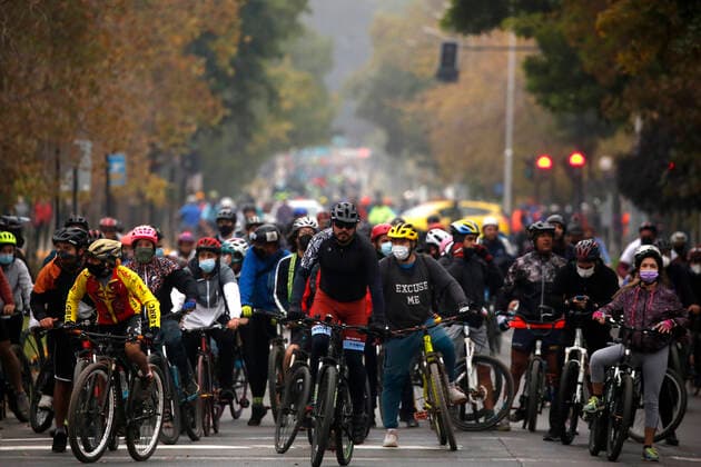 Santiago, April 18, 2021 Large influx of cyclists in a new day of sports strip during the quarantine by coronavirus pandemic Jonnathan Oyarzun Aton Chile, Santiago Chile Aton Chile Aton 502932  Copyright: JONNATHANxOYARZUN ATONxCHILE
