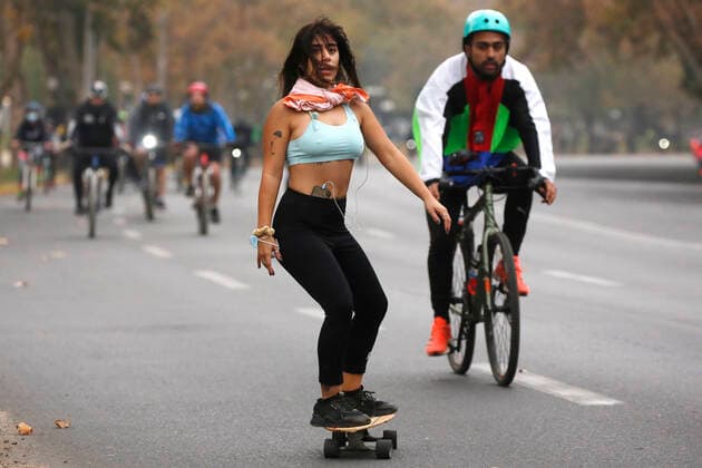 Santiago, April 18, 2021 Large influx of cyclists in a new day of sports strip during the quarantine by coronavirus pandemic Jonnathan Oyarzun Aton Chile, Santiago Chile Aton Chile Aton 502907  Copyright: JONNATHANxOYARZUN ATONxCHILE