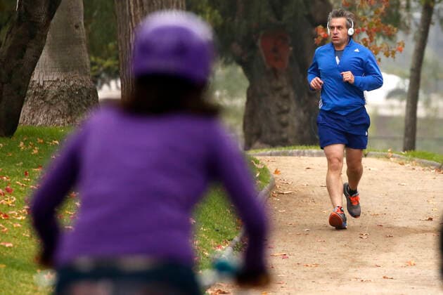 Santiago, April 18, 2021 Large influx of cyclists in a new day of sports strip during the quarantine by coronavirus pandemic Jonnathan Oyarzun Aton Chile, Santiago Chile Aton Chile Aton 502909  Copyright: JONNATHANxOYARZUN ATONxCHILE