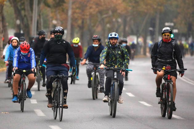 Santiago, April 18, 2021 Large influx of cyclists in a new day of sports strip during the quarantine by coronavirus pandemic Jonnathan Oyarzun Aton Chile, Santiago Chile Aton Chile Aton 502911  Copyright: JONNATHANxOYARZUN ATONxCHILE