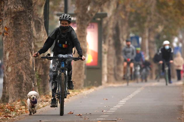 Santiago, April 18, 2021 Large influx of cyclists in a new day of sports strip during the quarantine by coronavirus pandemic Jonnathan Oyarzun Aton Chile, Santiago Chile Aton Chile Aton 502919  Copyright: JONNATHANxOYARZUN ATONxCHILE