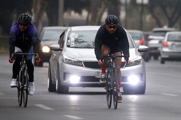 Santiago, April 18, 2021 Large influx of cyclists in a new day of sports strip during the quarantine by coronavirus pandemic Jonnathan Oyarzun Aton Chile, Santiago Chile Aton Chile Aton 502921  Copyright: JONNATHANxOYARZUN ATONxCHILE