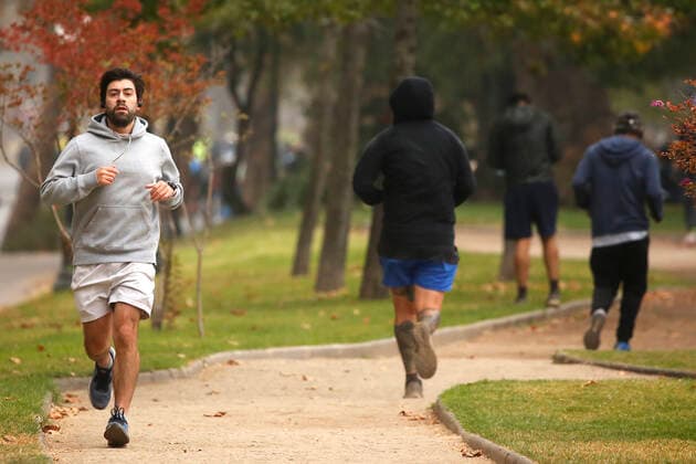 Santiago, April 18, 2021 Large influx of cyclists in a new day of sports strip during the quarantine by coronavirus pandemic Jonnathan Oyarzun Aton Chile, Santiago Chile Aton Chile Aton 502925  Copyright: JONNATHANxOYARZUN ATONxCHILE